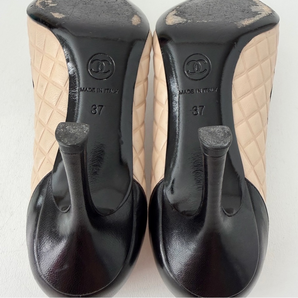 CHANEL || Beige Quilted Leather Black Cap Toe Pointed Pumps Heels EU 37 - Picture 16 of 16